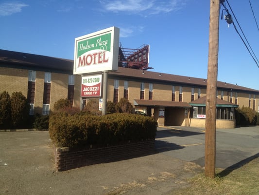 Hudson Plaza Motel Entrance and Front Sign.