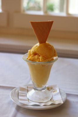 The mango ice cream in all of its glory