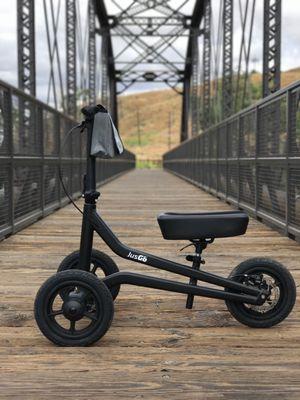 JusGo Knee Scooter in black.