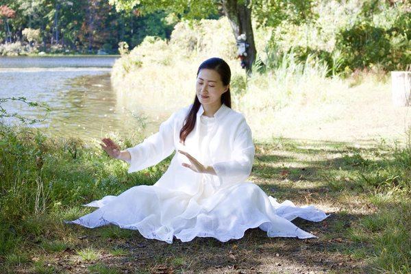 With over two decades of intensive training, Master Taoist healer Michelle Moon shares her unique healing abilities with people worldwide.