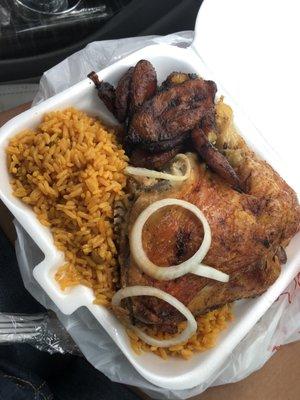 Arroz amarillo con salchicha, pollo asado y plátanos maduros