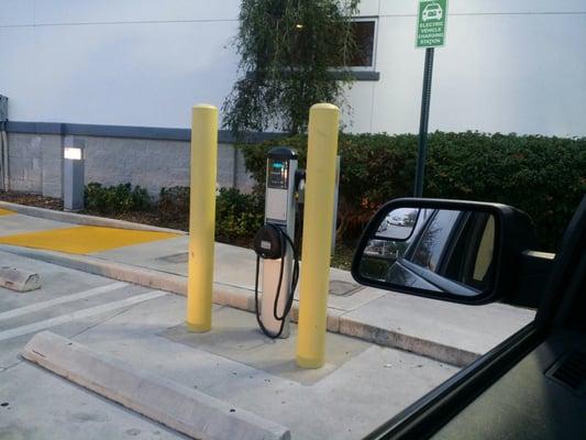 Electric vehicle charging station. CHARGEPOINT. takes credit cards