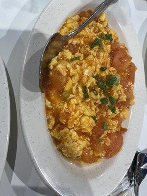 Scrambled eggs and tomato