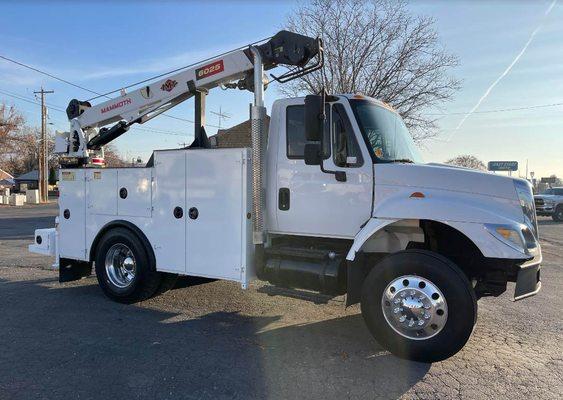 2005 INTL 7400 S/A Mechanic's truck with 10,000# crane and air compressor.