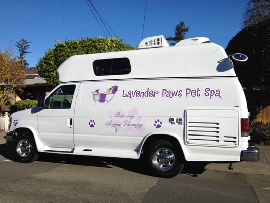 Lavender Paws Pet Spa offers full service luxury grooming for your Dog or Cat in the comfort and safety of your own driveway!