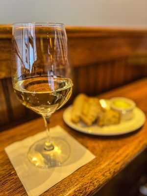 A glass of Accendo Cellars Sauvignon Blanc,  Napa Valley 2019 to whet my appetite :)