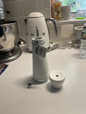 Defective Williams Sonoma salt mill...good value at $49.95...so good they refuse to stand behind their lousy product!