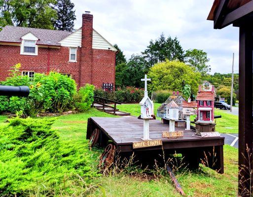 Chadds Ford Barn Shops -- detailed birdhouses