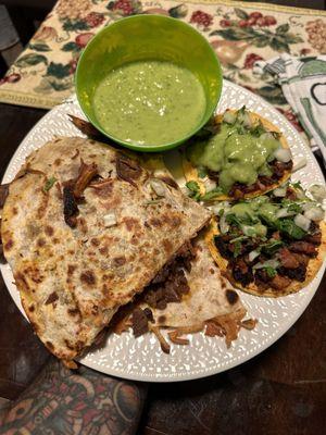 Quesadilla de carne asada 2 tacos de alpastor