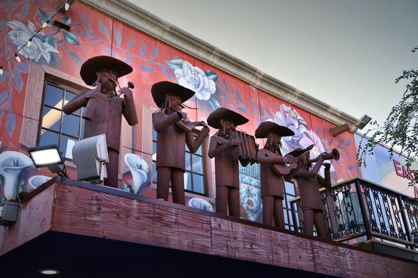 Mariachi statues