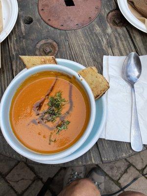 Vegan tomato soup with bread