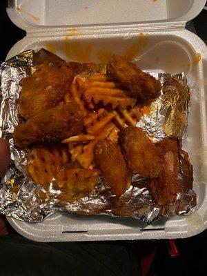 Chicken Wings w/ Waffle Fries