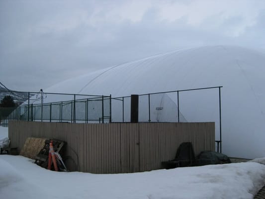 Tent for tennis courts