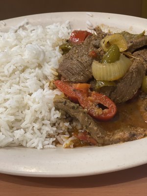 Steak and onions with rice (bistec encebollado con arroz)