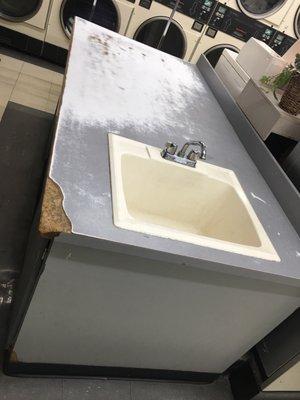 Utility sink / folding table