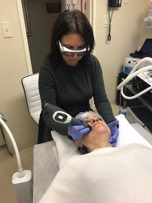 Shockwaves for skin tightening