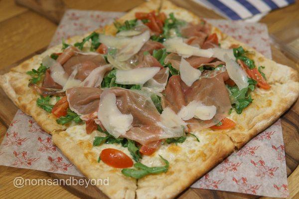 Nobile (mozzarella, blue cheese,  arugula, prosciutto, and tomatoes)