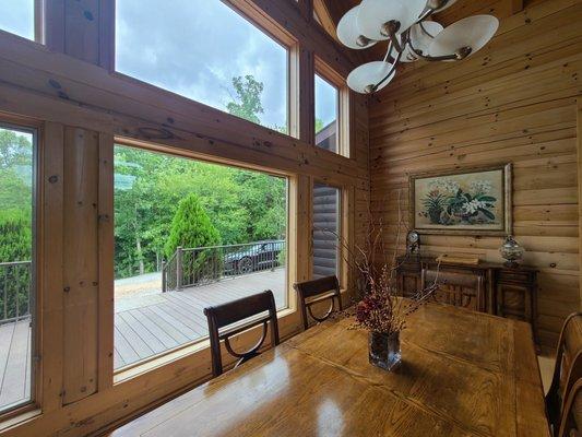 Grandview cabin- Dining area