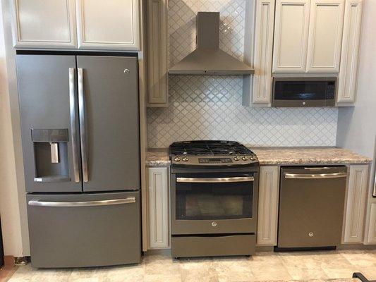 GE Appliances popular Slate finish features an elegant, modern appearance that's easy to keep clean.