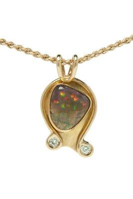 Leo pendant with opal.