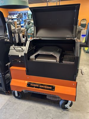 Yoder Pellet Smoker + Competition Cart