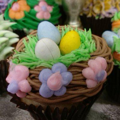 Easter Basket cupcakes are adorable!