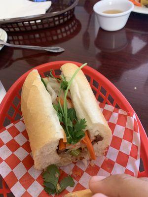 Bánh mì bì thịt nướng