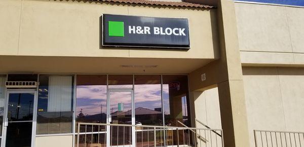 The front door of H&R Block Bisbee