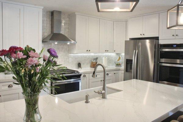 Beautiful veining of the Silestone Calacatta Gold quartz at the island counter and perimeter counters