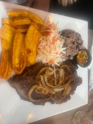 Bistec encebollado