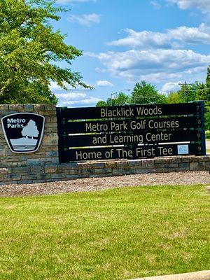 Signage for golf courses entrance on Livingston Ave. similar signage for park is just 300yds farther. #UpCloseSavor XP