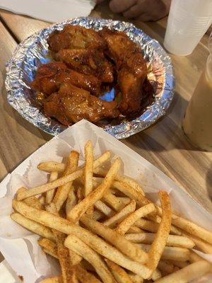 Wings with masala fries