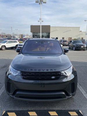 A picture of a Land Rover Discovery on their lot.