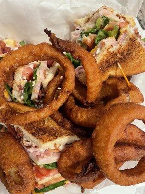 Club sandwich with onion rings