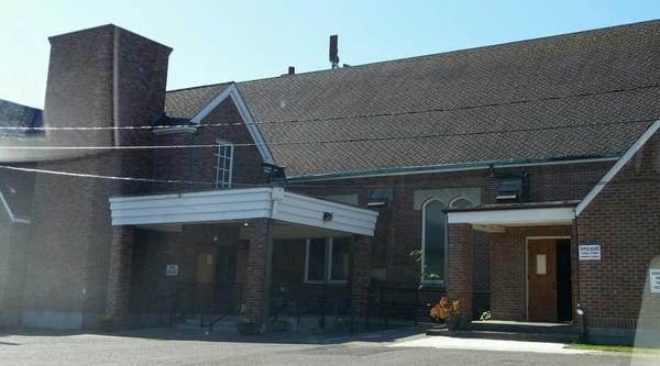 Back of the church parking area with convenient sign telling where to enter (helpful!)