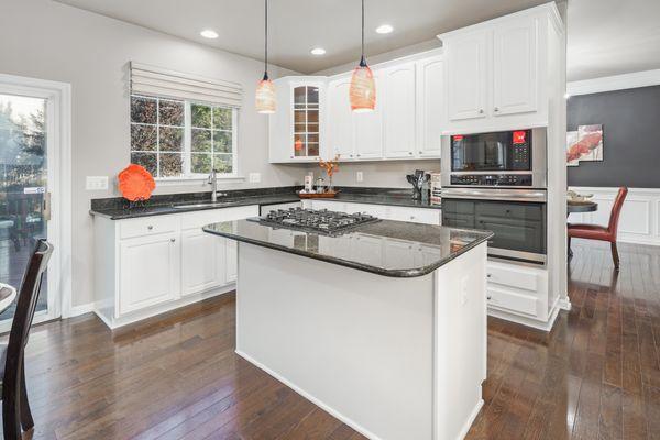 Eat-in Kitchen with a Beautiful Island