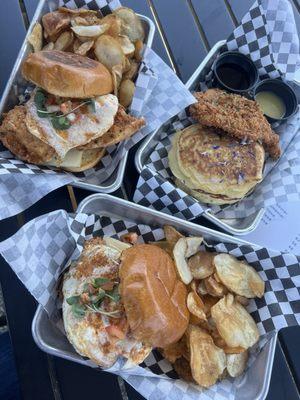 Fried chicken sandwich with an egg (x2) and pancakes with fried chicken and syrup with a lemon sweet sauce