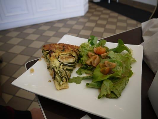 la quiche aux courgettes et une petite salade