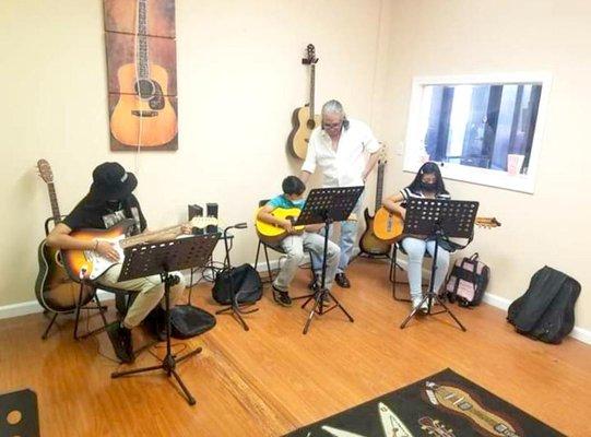 Amadeus Music School - clases de guitarra