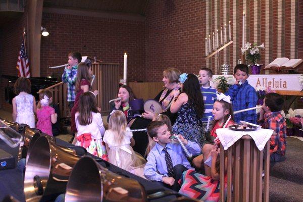 Easter Sunday 2018 - the kids release the "alleluias"!