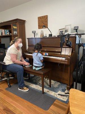 My 2.5 year old playing twinkle twinkle little star at her first lesson.