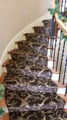 Custom installed runner on curved stairs with serging on edges