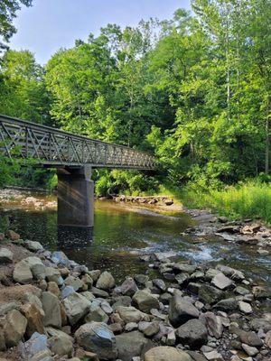 The bridge on the loop trail near Brandywine Falls