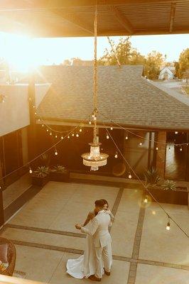 POV: You're taking mental snapshots of each others face under the stars of the courtyard during your first dance

TY to Onyx & Arrow Photo