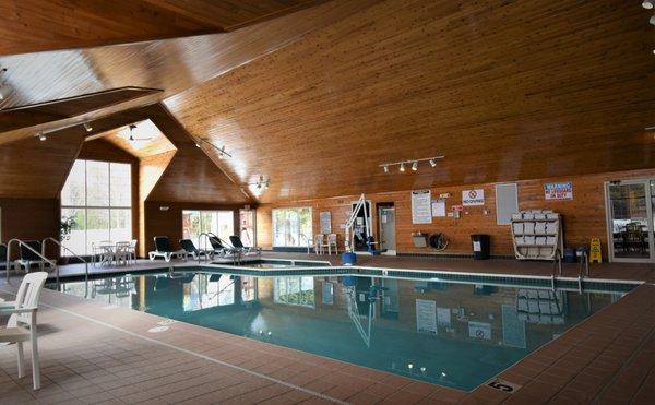 Indoor pool and whirlpool as well as sauna