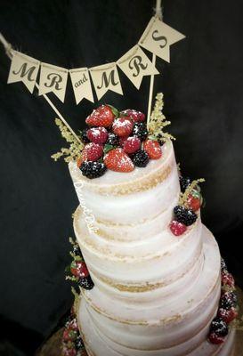 A beautiful semi naked cake with fresh fruit! #weddingcake #nakedcake #dessertdelitx