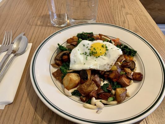 Hushed potatoes and veggies with a fried egg