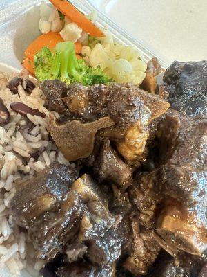 Oxtails, rice and peas with veggies