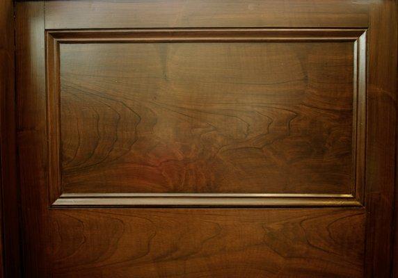 Walnut wood-grain panels.