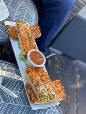 Garlic cheese bread with marinara sauce